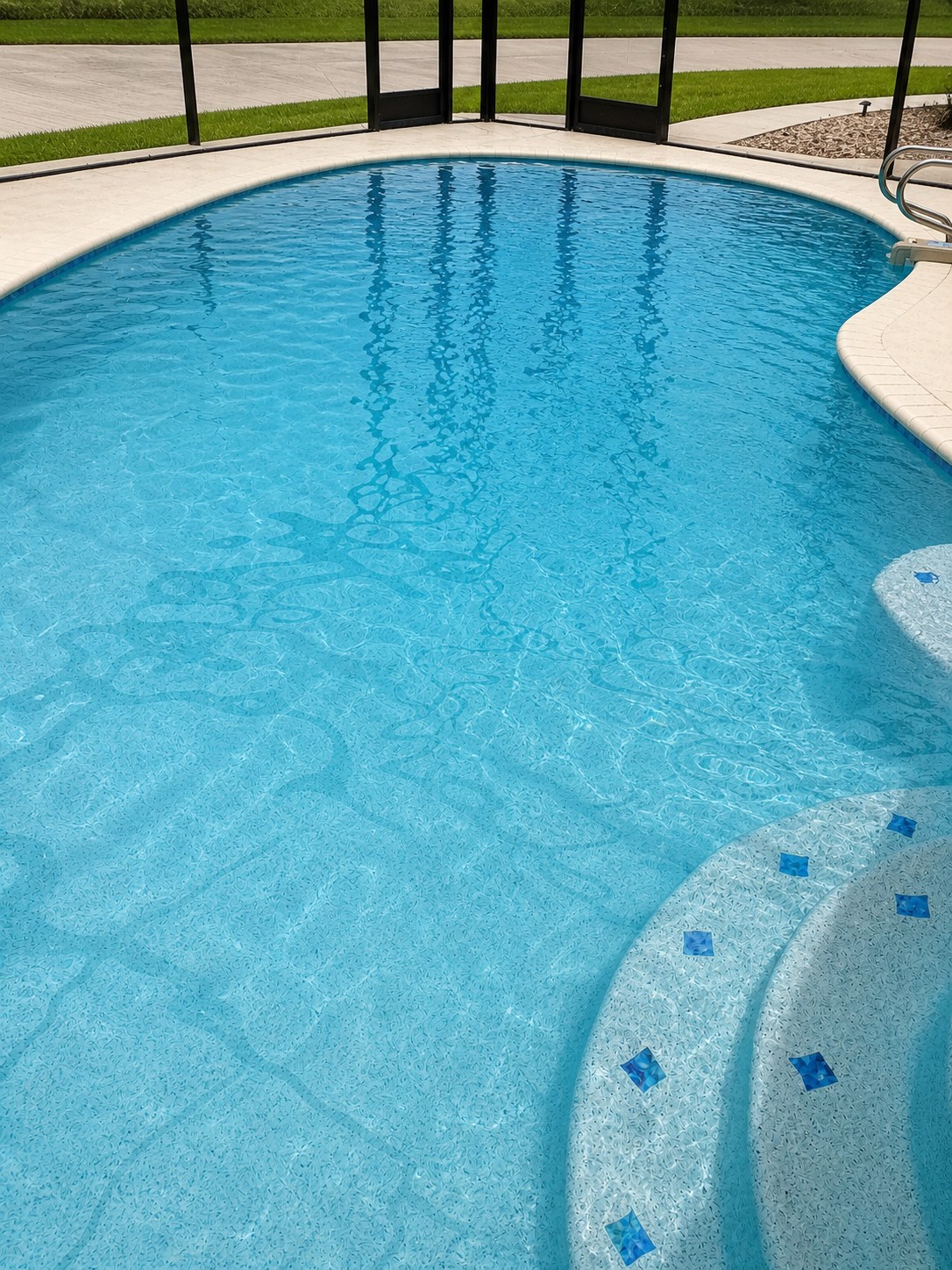 Agua clara de una piscina del suroeste de Florida
